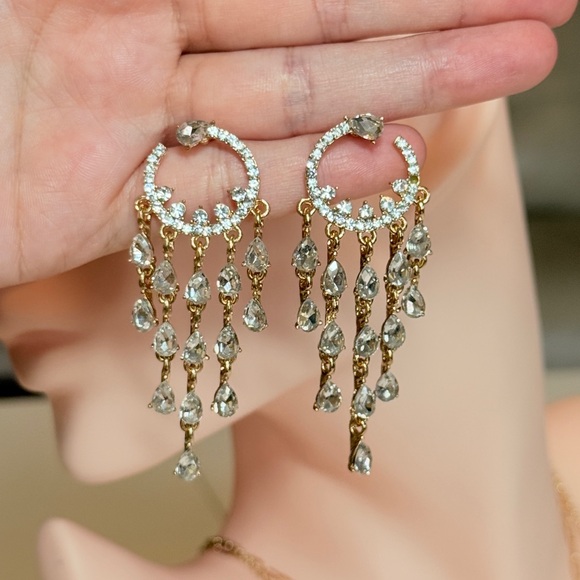 ⚜️ Elegant Gold and Clear Crystal Dangle Earrings - Picture 8 of 8